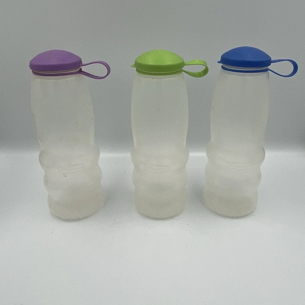 EUC Rubbermaid 17oz Grip Bottles, Frosted, Attached In Lids Fun Colors, Set of 3